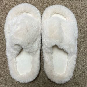 Women fuzzy slipper sandals. Size 6